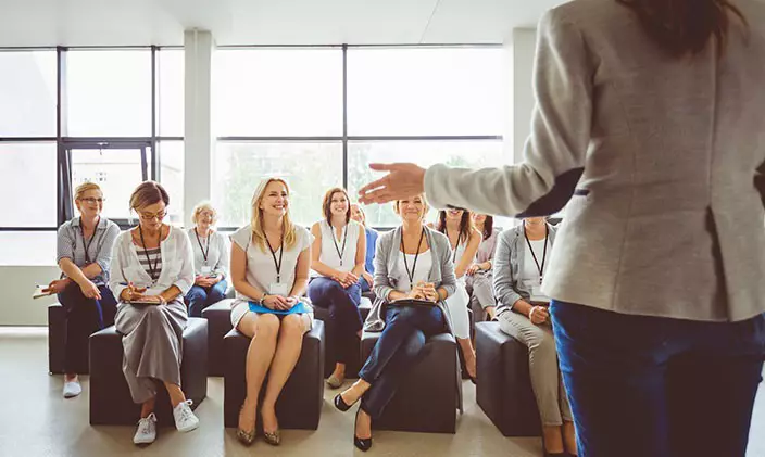 industrial-psychologist-giving-a-speech-to-group-of-people-704x421